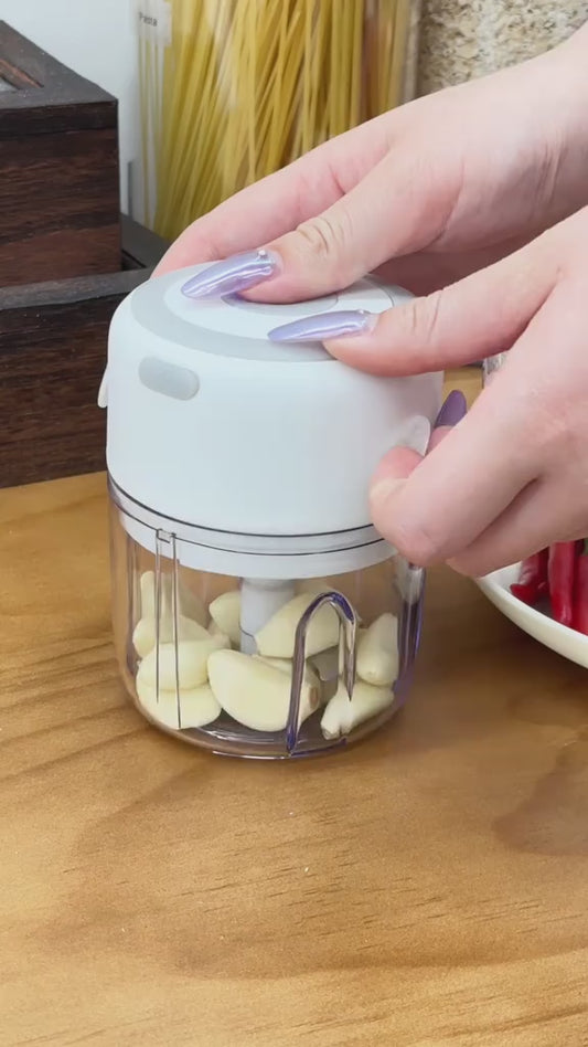 GAGNEZ DU TEMPS EN CUISINE ! 🔥
Découvrez le mini hachoir électrique qui va changer votre quotidien 👩‍🍳⚡
Simple, rapide et efficace !
